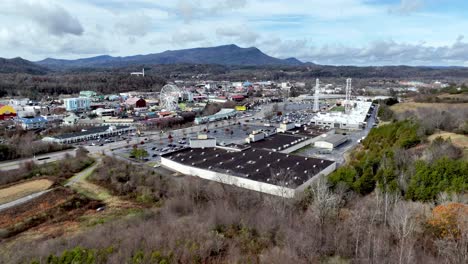 aerial-low-push-in-to-pigeon-forge-tennessee