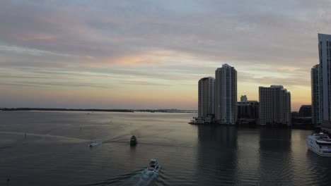 Bootsfahrten-Bei-Sonnenuntergang-Im-Downtown-Miami-Bayfront-Park