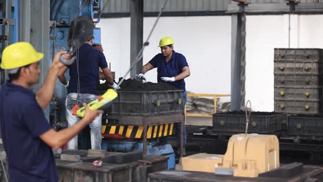 Estado-De-ánimo-De-Toma-Pov-Preparándose-Rellenando-Tierra-Saliendo-Para-Crecer