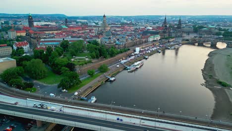 Vista-Aérea-Panorámica-De-La-Ciudad-De-Dresde-En-El-Río-Elba-Al-Atardecer,-Puente-De-Augusto,-Sajonia,-Alemania