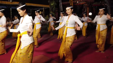 Las-Mujeres-Realizan-Coreografías-Exóticas-En-La-Isla-De-Los-Dioses-De-Bali-Ceremonia-Del-Templo-Hindú-Grupo-Femenino-Con-Ropa-Brillante-Ceremonial