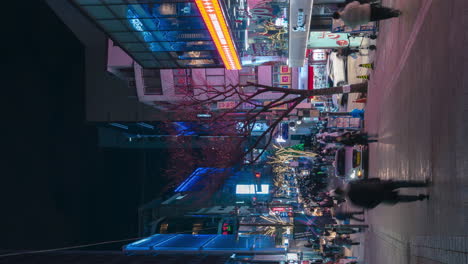Menschen-Reisen-Auf-Dem-Nachtmarkt-Von-Myeongdong-–-Vertikaler-Zeitraffer