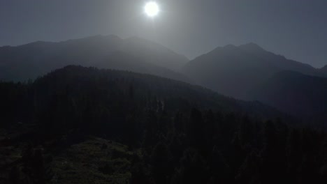 Luftdrohnenansicht,-Die-Sonne-Scheint-Und-Die-Berge-Sind-Sichtbar