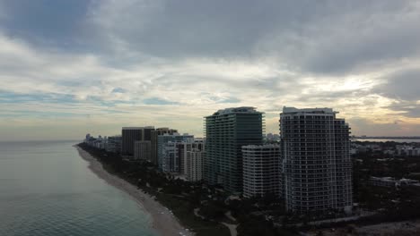 Luxuriöse-Hochhäuser-In-Bal-Harbour-Beach-Village,-Miami-Dade,-Florida