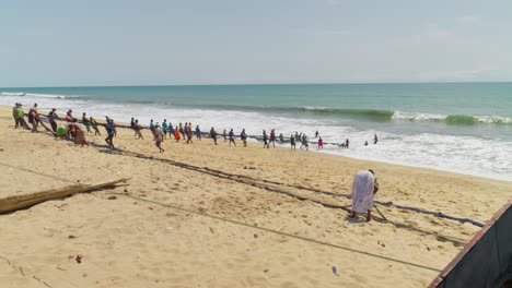 Pueblo-Africano-Sacando-Redes-De-Pesca-Del-Mar.