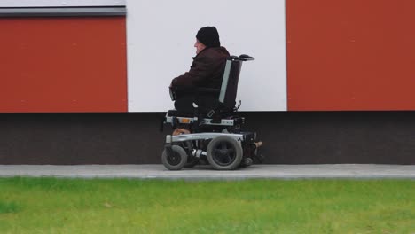 Una-Persona-Discapacitada-En-Silla-De-Ruedas