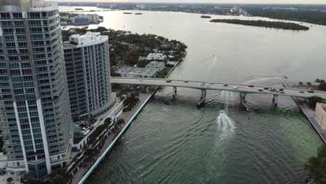 Schnellboote-Rasen-Durch-Den-Haulover-Inlet-Unter-Der-Collins-Avenue