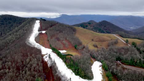 Toma-Aérea-Amplia-Zona-De-Esquí-Cataloochee.