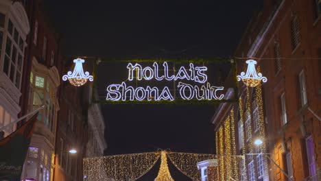 Frohe-Weihnachten-Schild-In-Irisch-gälischer-Sprache-Hängt-Auf-Der-Straße-In-Dublin,-Irland