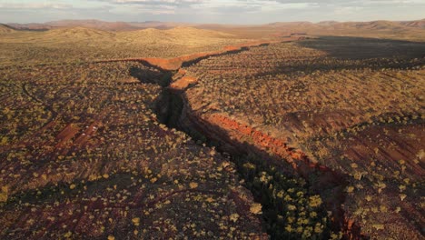 Increíble-Garganta-De-Dales-Al-Atardecer-En-El-Parque-Nacional-Karijini,-Australia-Occidental