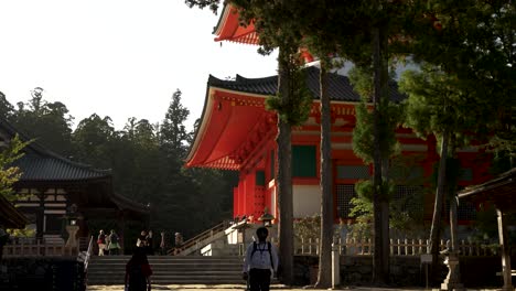 Touristen-Besuchen-Das-Konpon-Daito-Pagodengebäude,-Außenansicht-In-Koyasan