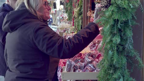 Visitantes-Al-Mercado-Navideño-Y-Examinan-Los-Productos-Expuestos.