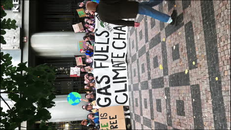 Grupo-De-Activistas-Climáticos-Manifestándose-Con-Carteles-En-La-Calle-Praga