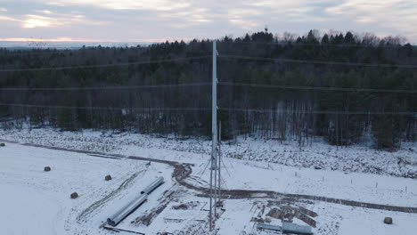 Líneas-Eléctricas-En-Un-Bosque-Nevado-De-Invierno,-Aéreo