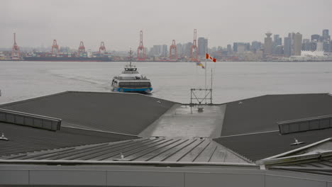 El-Autobús-Marítimo-De-Vancouver-Llega-A-La-Terminal-De-Lonsdale-Quay