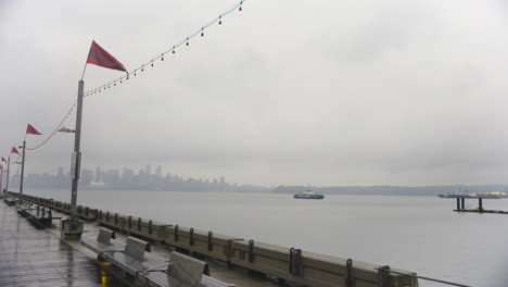 Observando-El-Autobús-Marítimo-De-Vancouver-Navegando-Con-Gracia-Por-Las-Aguas-Desde-El-Mirador-Del-Muelle-Seco-De-Burrard.