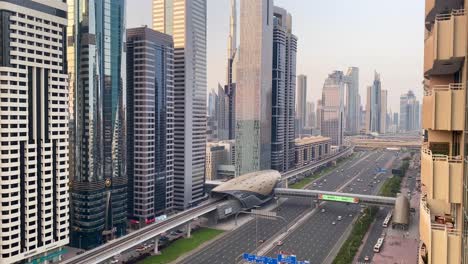 Sheikh-Zayed-Road-In-Dubai,-Wo-Autos-Nahtlos-Unter-Den-Hoch-Aufragenden-Wolkenkratzern-Hindurch-Strömen,-Die-Die-Skyline-Der-Stadt-Zieren