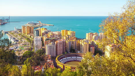 Muelles-De-La-Ciudad-Y-El-Puerto-De-Málaga,-España-Y-El-Tiempo-Del-Mar-De-Alborán-Durante-El-Día