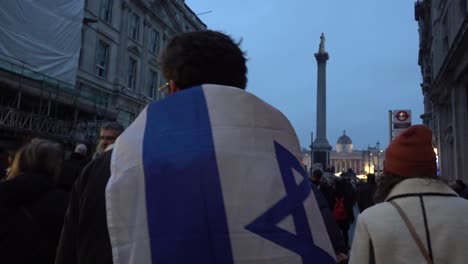 Manifestante-Israelí-Camina-Hacia-Trafalgar-Square-En-Londres,-Reino-Unido