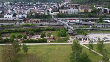 Kinderspielplatz-Und-Jugendliche-Beim-Skateboarden-Im-Skatepark-Bingen,-Deutschland