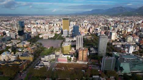 Tirana,-Die-Wunderbare-Hauptstadt-Albaniens-Mit-Moderner-Architektur,-Ikonischen-Gebäuden-Und-üppigem-Grün