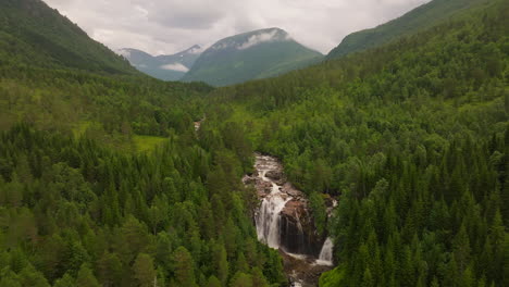 Wasserfälle-Und-Grüner-Wald-An-Der-Westküste,-Norwegen