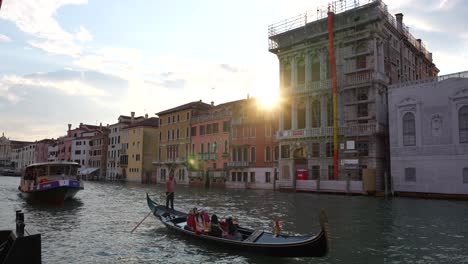Asiatische-Freundinnen-Machen-Bei-Sonnenuntergang-Ein-Selfie-Auf-Einem-Fahrenden-Gondelboot-Im-Kanal-Von-Venedig