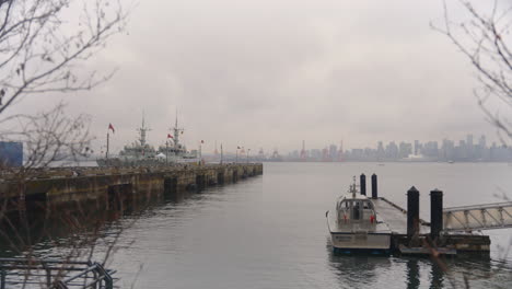 Al-Capturar-Una-Toma-Desde-Una-Plataforma-Rodante-De-Derecha-A-Izquierda,-La-Atención-Se-Centra-En-Un-Barco-Atracado-En-El-Muelle-De-Agua.