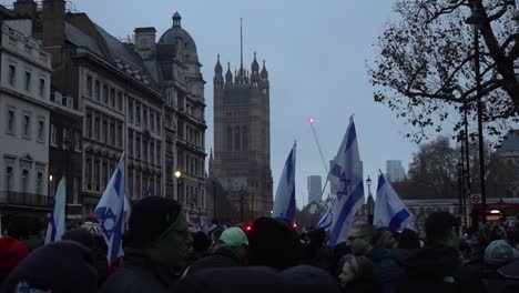 Manifestación-Contra-El-Antisemitismo-Frente-A-Las-Casas-Del-Parlamento-En-Londres,-Reino-Unido