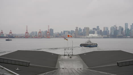 El-Autobús-Marítimo-De-Vancouver-Sale-De-La-Terminal-De-Lonsdale-Quay.