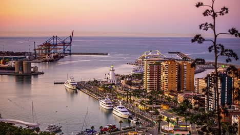 Yates-En-El-Puerto-De-Málaga,-España-Visto-Desde-El-Castillo-De-Gibralfaro-Al-Atardecer---Lapso-De-Tiempo