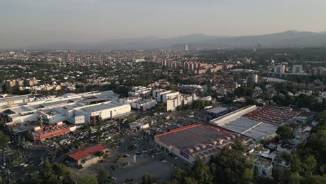 Vista-Aérea-De-Centros-Comerciales-En-Coyoacán,-Sur-De-La-Ciudad-De-México