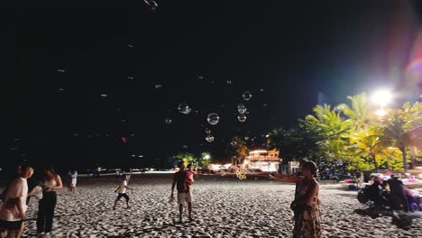 Menschen-Genießen-Bei-Nacht-Freudig-Die-Ruhige-Schönheit-Des-Strandes-Pantai-Cenang-In-Langkawi