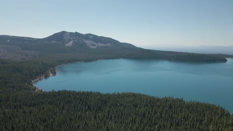 Wide-drone-shot-of-Paulina-Lake-in-La-Pine,-Oregon