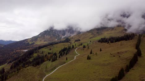 Sensationelle-Berglandschaft-Mit-Weißem-Wanderweg,-Von-Wolken-Bedeckter-Berg