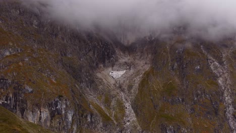 Luftaufnahme-Der-Bergalpenlandschaft-Im-Herbst-Mit-Verbleibendem-Eis-Und-Wolkenbedeckten-Gipfeln