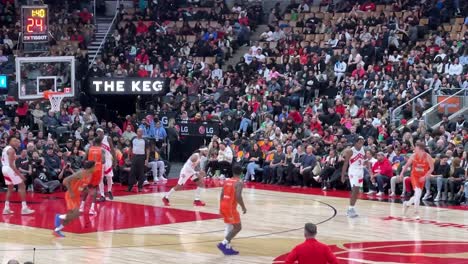 Clip-En-Cámara-Lenta-De-Un-Jugador-De-Baloncesto-Anota-En-El-Juego-Mientras-La-Multitud-Aplaude