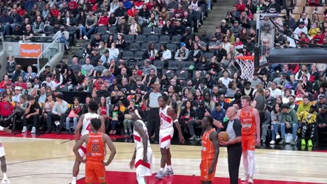 Clip-En-Cámara-Lenta-De-Un-Jugador-De-Baloncesto-Anota-En-El-Juego-Mientras-La-Multitud-Aplaude