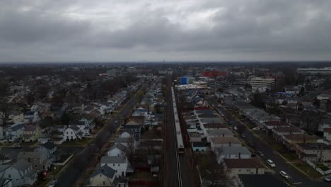 Una-Vista-Aérea-De-Un-Tren-Ferroviario-De-Long-Island-Que-Viaja-En-Un-Día-Nublado