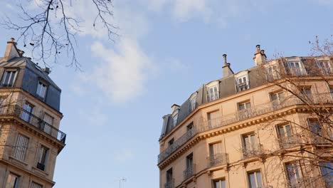 Edificios-Residenciales-De-Esquina-Parisina-Con-Cielo-Azul-De-Fondo