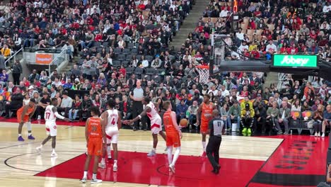 Zeitlupenclip,-In-Dem-Ein-Basketballspieler-Beim-Spiel-Punktet,-Während-Die-Menge-Applaudiert