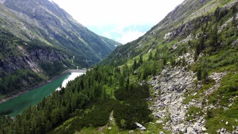 Riesiger-Künstlicher-See-Neben-Einem-Steilen-Hang-In-Den-Alpen-In-Kärnten,-Österreich