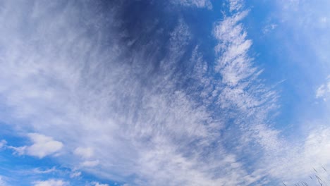 Zeitraffer-Der-Stratosphärenwolken,-Die-Sich-Am-Himmel-Bewegen