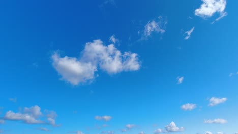 Time-lapse-of-white-puffy-clouds-moving-in-the-sky