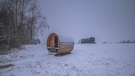 Timelapse-De-Una-Sauna-Y-Una-Cabaña,-El-Clima-Y-Las-Estaciones-Cambiando-En-El-Campo