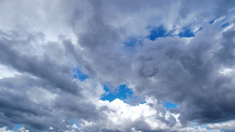 Zeitraffer-Großer,-Bauschiger-Wolken,-Die-Am-Himmel-Rollen