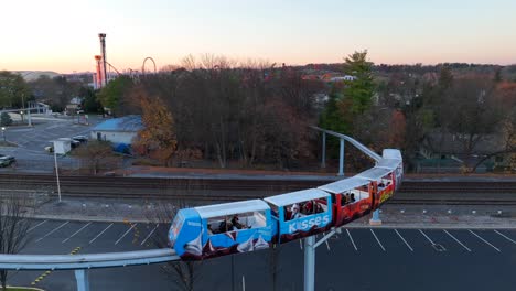 Einschienenbahn-Im-Hershey-Park-Bei-Sonnenuntergang