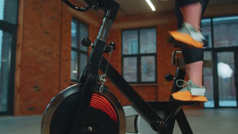 Mujer-Caucásica-Sana-Haciendo-Ejercicio-En-Bicicleta-Estacionaria-En-Bicicleta-En-El-Gimnasio,-Cámara-Lenta