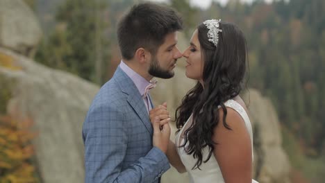 Novio-Con-Novia-En-Las-Colinas-De-Una-Montaña-En-El-Bosque.-Pareja-De-Boda