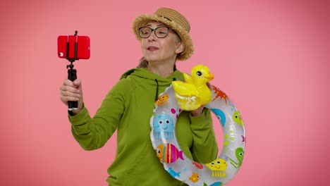 Abuela-Madura-Bloguera-Viajera-Con-Gafas-De-Sol,-Tomando-Selfie-En-Teléfono-Móvil,-Videollamada-En-Línea